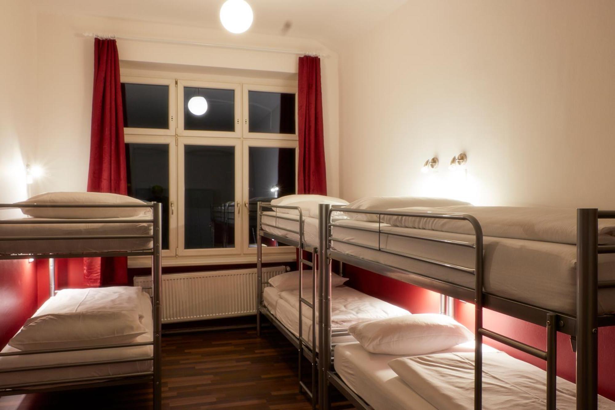 Bed 8-Bed Dormitory Room